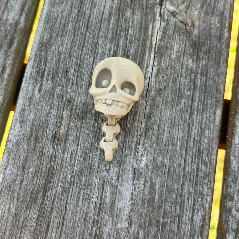 3D Printed Skeleton Head Keychain - Spooky Stylish Accessory with Detailed Skull Design and Keyring Attached.