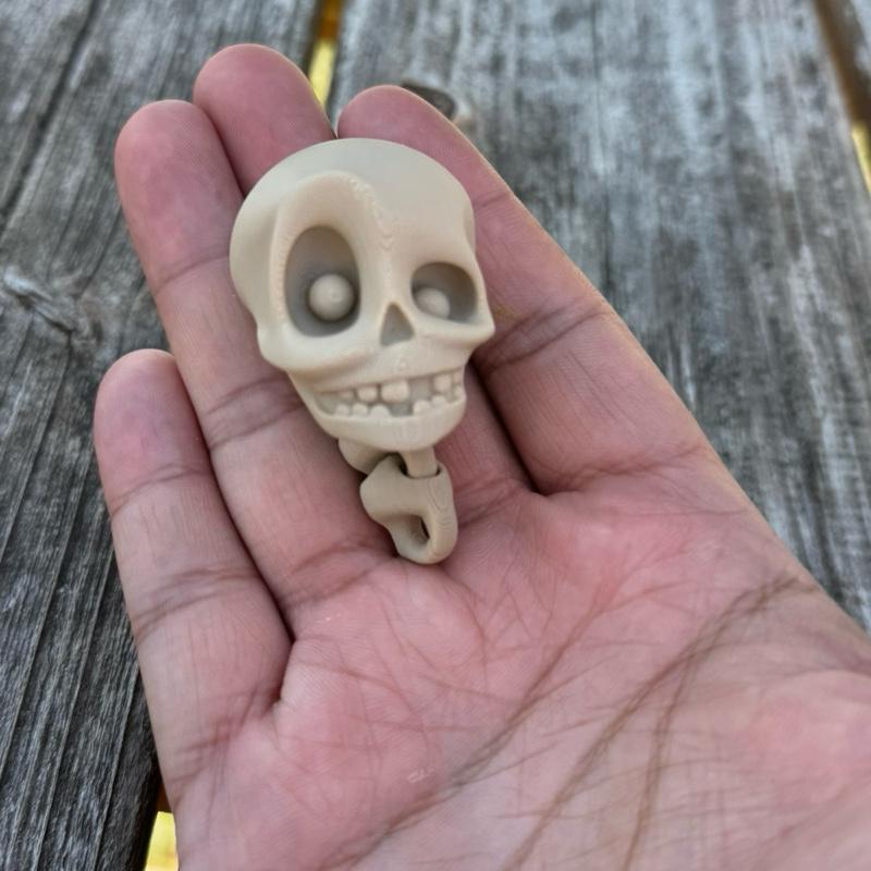 3D Printed Skeleton Head Keychain - Spooky Stylish Accessory with Detailed Skull Design and Keyring Attached.