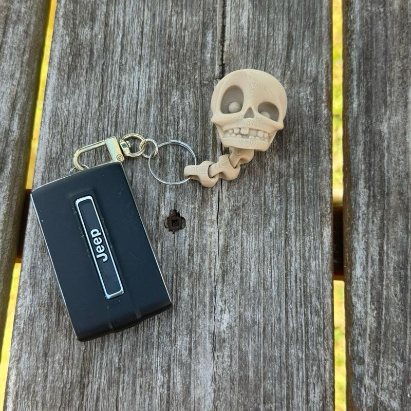 3D Printed Skeleton Head Keychain - Spooky Stylish Accessory with Detailed Skull Design and Keyring Attached.