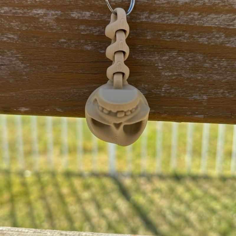 3D Printed Skeleton Head Keychain - Spooky Stylish Accessory with Detailed Skull Design and Keyring Attached.